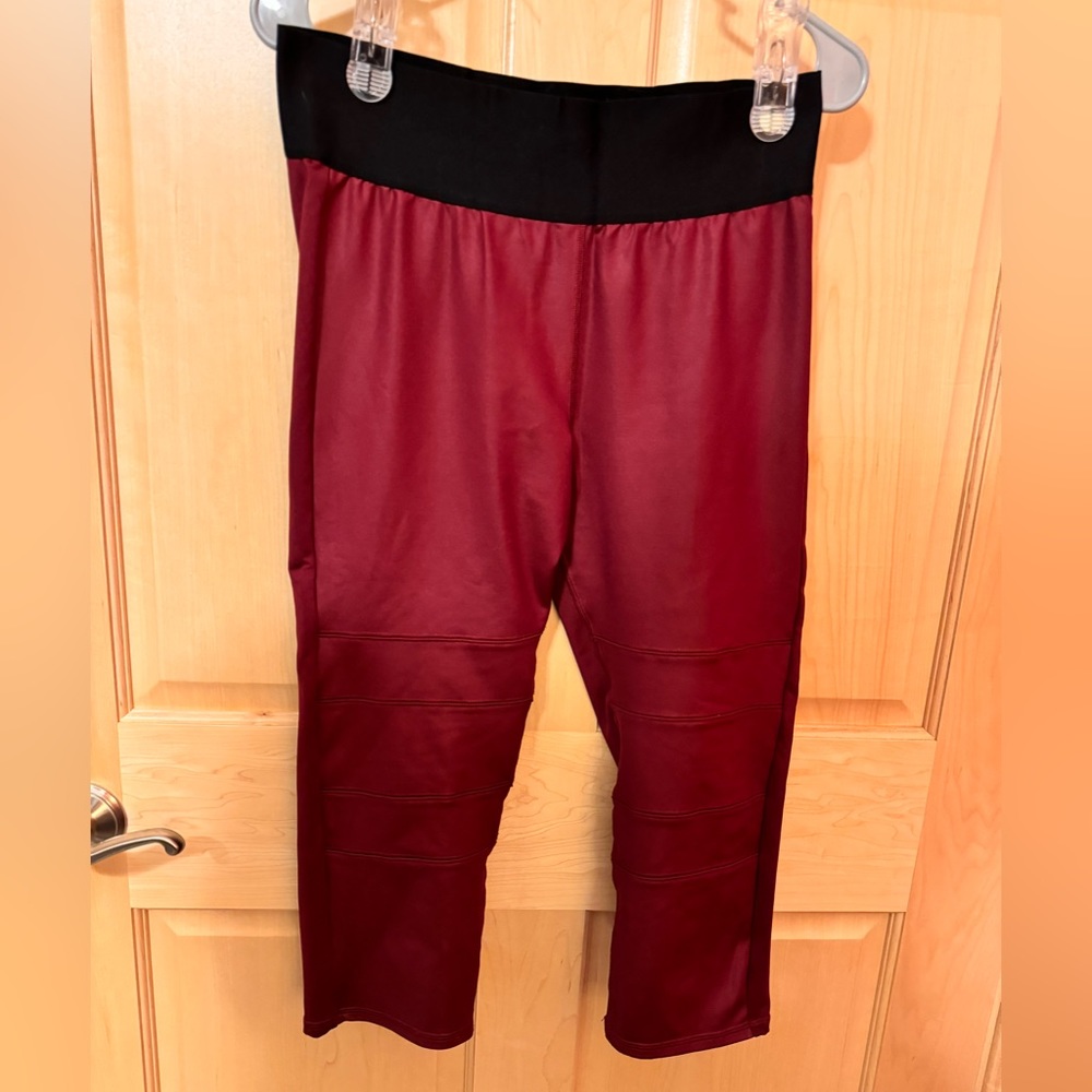 Her Universe Wonder Woman Capri Work Out Leggings